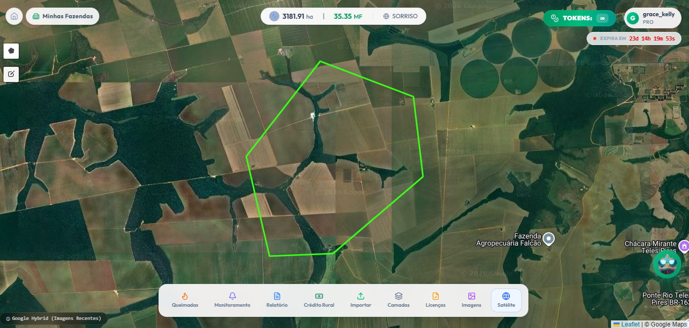 Tela do Inova Flows com o polígono de uma fazenda sobre imagem de satélite e a barra de ferramentas com Camadas e Crédito Rural